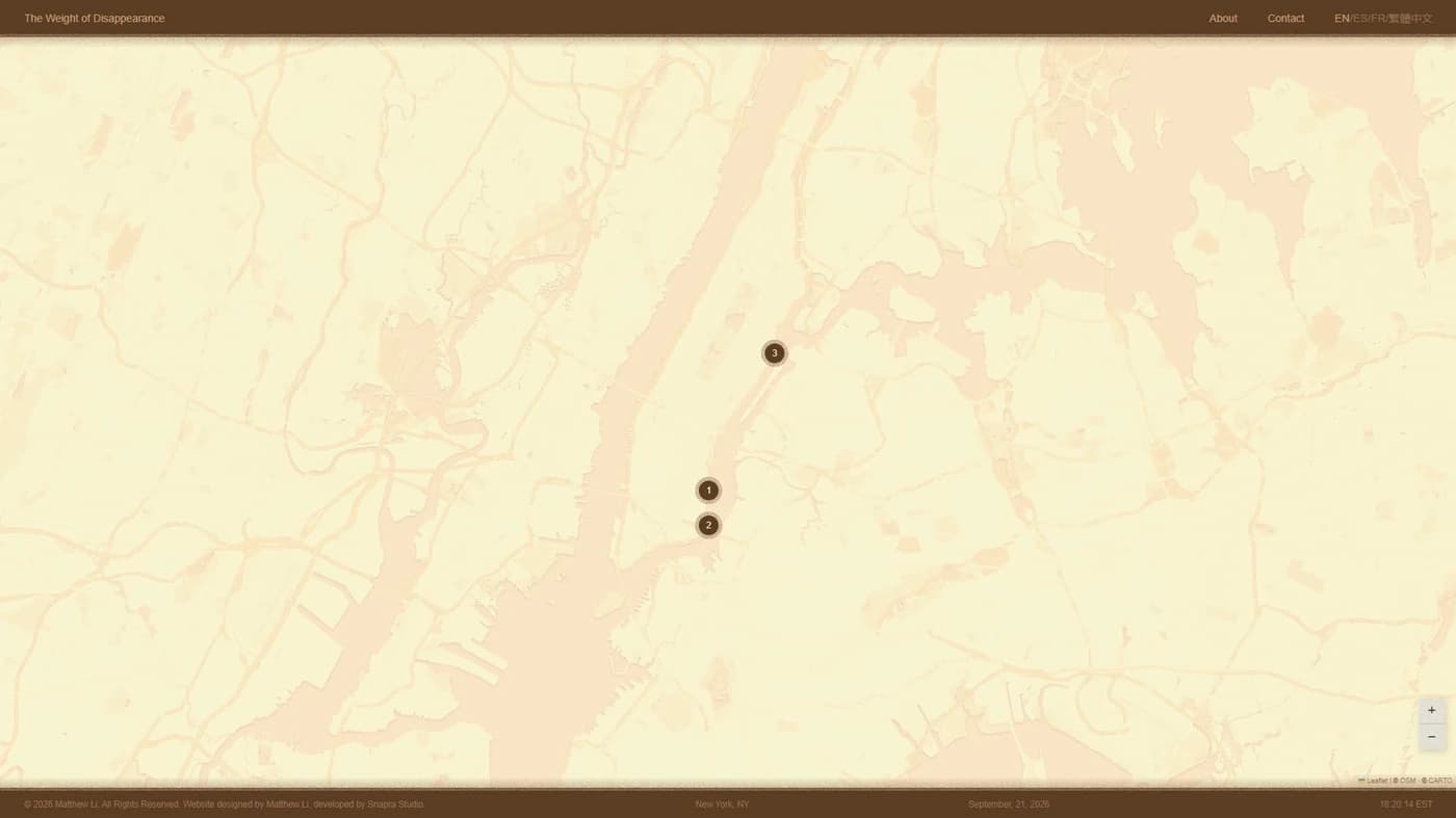 The Weight of Disappearance map page: New York in sand tones, with three numbered markers on the sculpture locations, under a brown bar with the four language options.